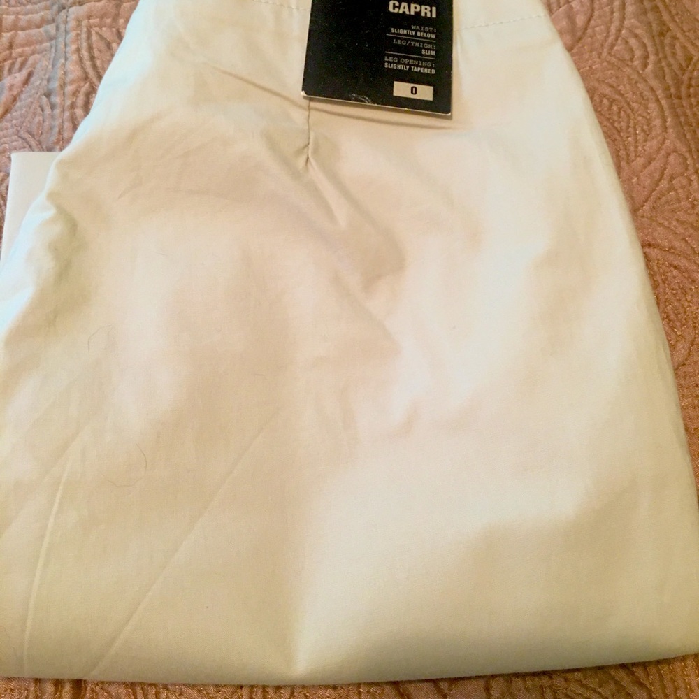 Gap Capri pants/shorts size 0 stretch BNWT